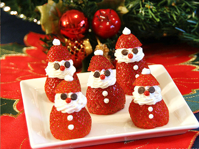 Деды Морозы из клубники – вкусный и полезный десерт!